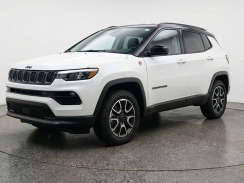 Used 2025 Jeep Compass Trailhawk image 3
