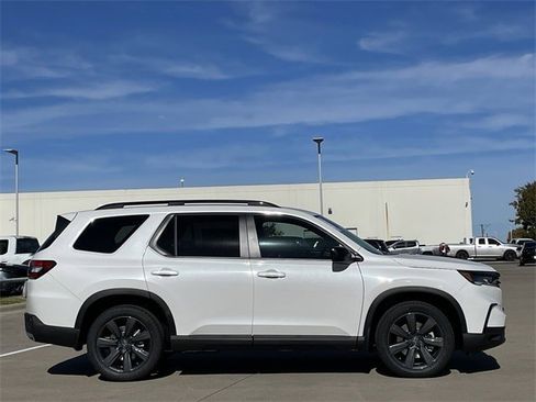 New 2025 Honda Pilot Sport image 3