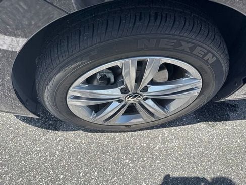 Used 2023 Volkswagen Jetta SE w/ Panoramic Sunroof Package FWD image 4