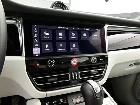 Certified 2025 Porsche Macan AWD/4WD image 10