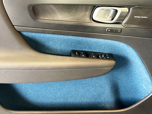 Used 2023 Volvo XC40 Recharge Ultimate image 17