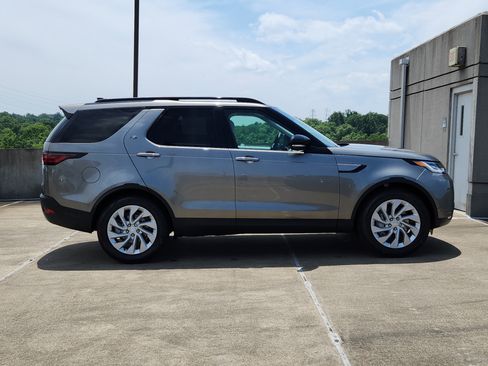 Used 2025 Land Rover Discovery S image 11