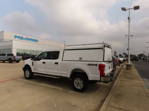 Used 2018 Ford F250 XLT w/ Camper Package image 9