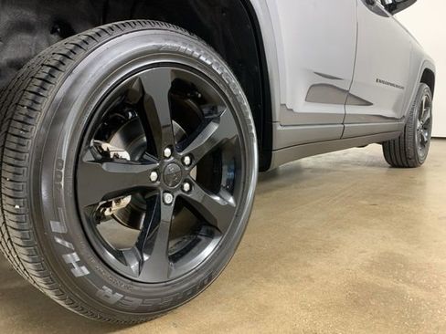 Used 2023 Jeep Grand Cherokee Altitude AWD/4WD image 9