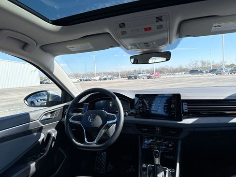 Used 2025 Volkswagen Jetta SE image 23