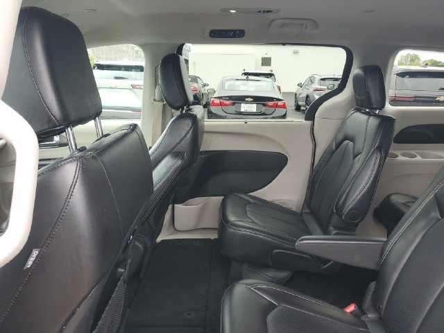 Used 2024 Chrysler Pacifica Touring-L FWD image 9