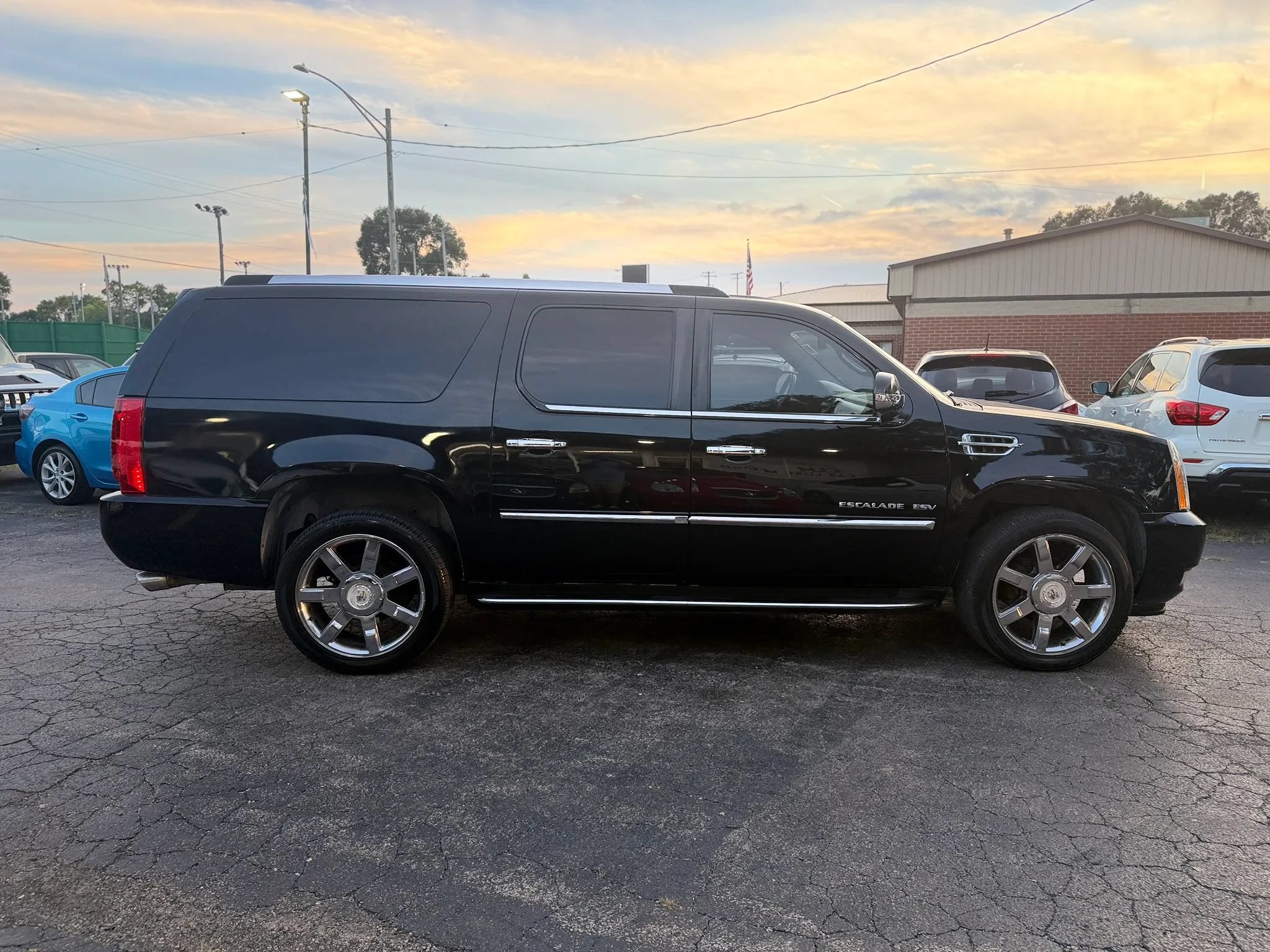 Used 2011 Cadillac Escalade ESV Luxury AWD/4WD image 19
