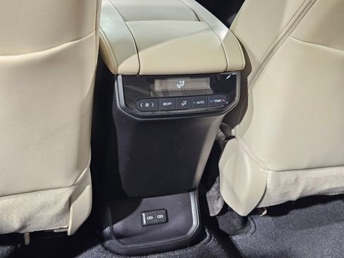 Used 2023 Toyota Highlander XLE FWD image 37