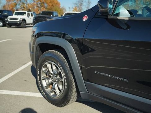 Used 2022 Jeep Cherokee Trailhawk image 40