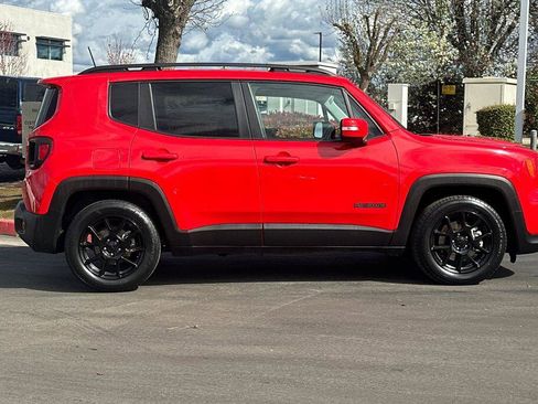 Used 2021 Jeep Cherokee Latitude Plus image 3