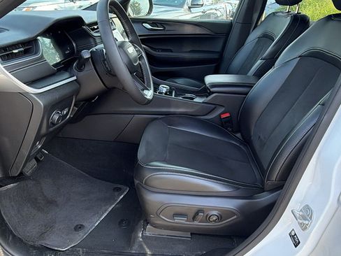 Used 2025 Jeep Grand Cherokee L Altitude AWD/4WD image 17