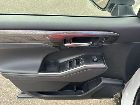 New 2026 Toyota Highlander Limited image 25