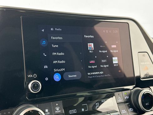 Used 2023 Toyota Highlander XLE image 14