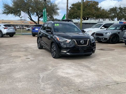 Used 2020 Nissan Kicks SR w/ SR Premium Package FWD image 3