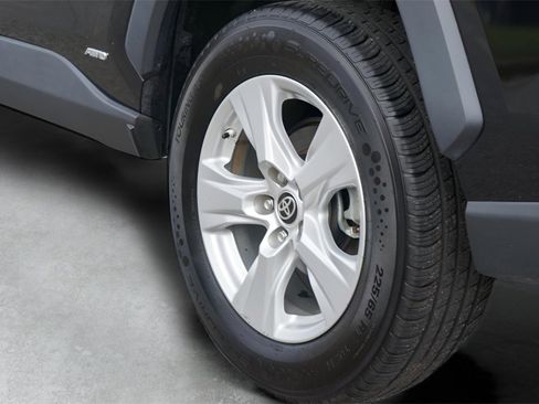 Used 2021 Toyota RAV4 LE image 8