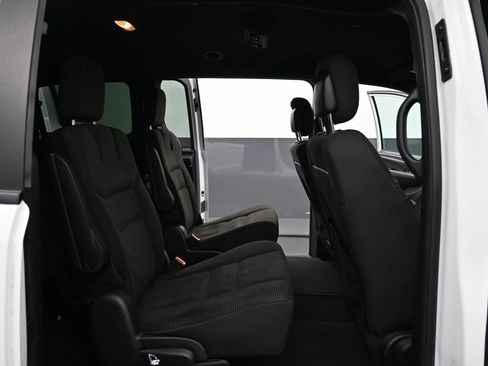Used 2020 Dodge Grand Caravan SE image 16