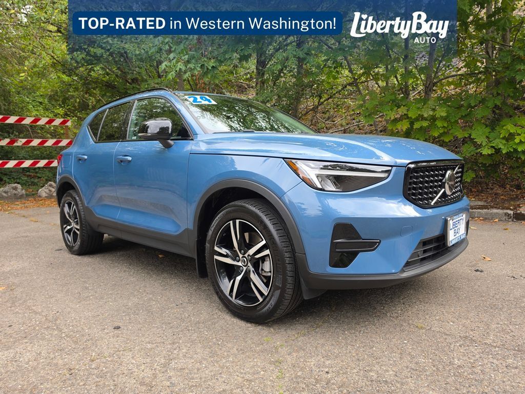 Used 2024 Volvo XC40 B5 Core AWD/4WD image 3