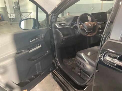 Used 2026 Toyota Sienna Limited image 9