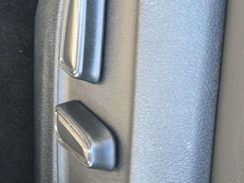 Certified 2025 Toyota Highlander XLE image 10