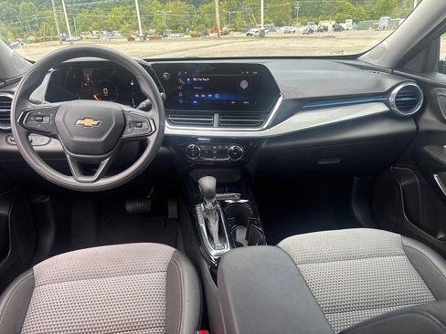 Used 2025 Chevrolet Trax LT FWD image 19
