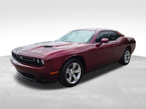 Used 2018 Dodge Challenger SXT RWD image 3