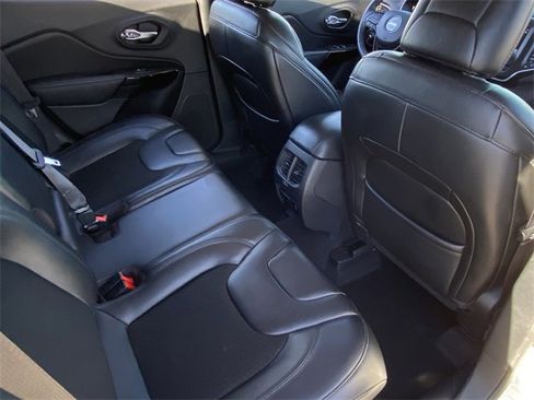 Used 2020 Jeep Cherokee Latitude Plus image 23