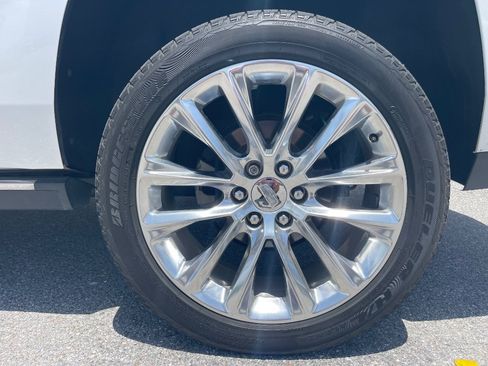 Used 2019 Cadillac Escalade Premium Luxury RWD image 17