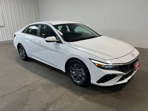 Used 2024 Hyundai Elantra SEL FWD image 1