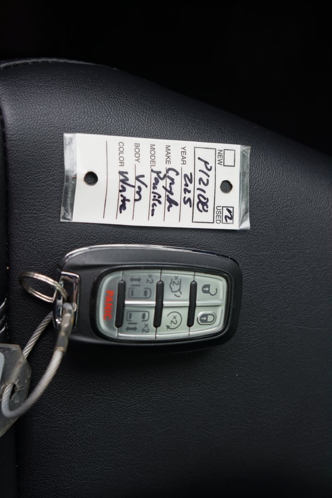 Used 2025 Chrysler Pacifica Select FWD image 32