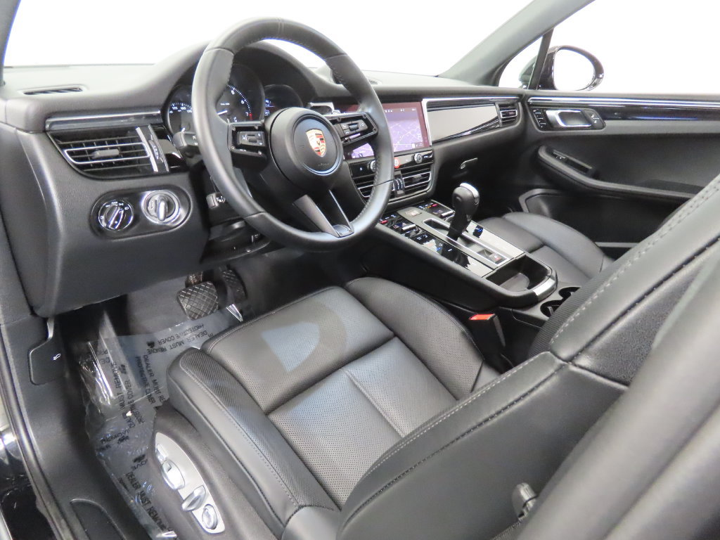 Certified 2025 Porsche Macan AWD/4WD image 4