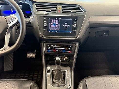 Used 2022 Volkswagen Tiguan SE w/ Panoramic Sunroof Package FWD image 28