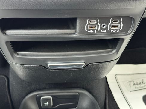 Used 2025 Chrysler Pacifica Select FWD image 17