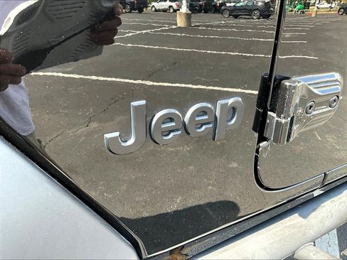 Used 2020 Jeep Gladiator Sport w/ Quick Order Package 24S AWD/4WD image 21