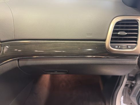Used 2014 Jeep Grand Cherokee Overland AWD/4WD image 24