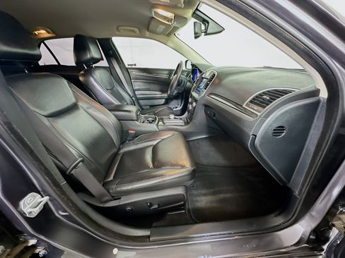 Used 2018 Chrysler 300 Touring L image 29
