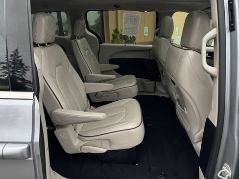 Used 2020 Chrysler Pacifica Limited FWD image 21