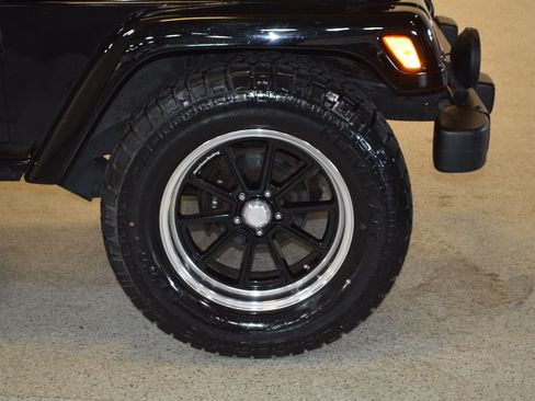 Used 2004 Jeep Wrangler Sahara w/ Dual Top Group AWD/4WD image 9