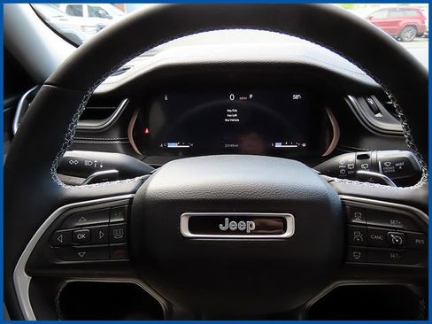 Certified 2023 Jeep Grand Cherokee Limited w/ Black Appearance Package AWD/4WD image 16