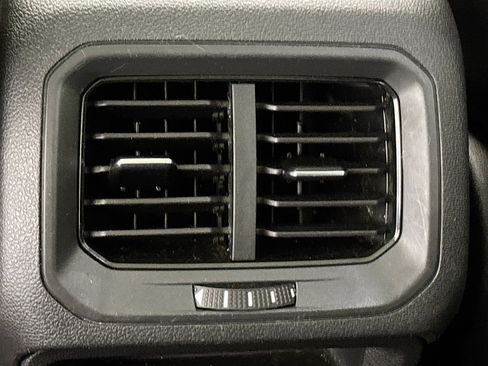 Used 2021 Volkswagen Tiguan SE image 16