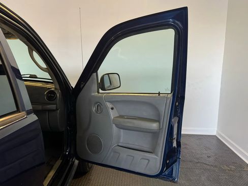 Used 2006 Jeep Liberty Sport AWD/4WD image 17