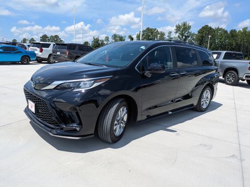 Certified 2023 Toyota Sienna XSE image 3