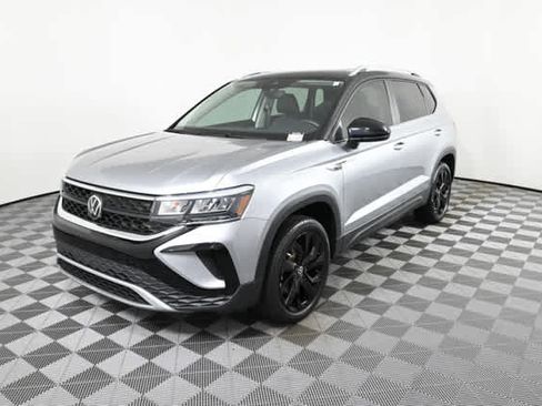 Used 2023 Volkswagen Taos SE w/ Panoramic Sunroof Package FWD image 2