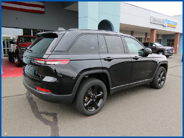 Used 2023 Jeep Grand Cherokee Altitude AWD/4WD image 7