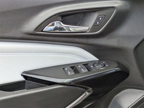 Used 2025 Chevrolet Trax LT w/ LT Convenience Package image 16