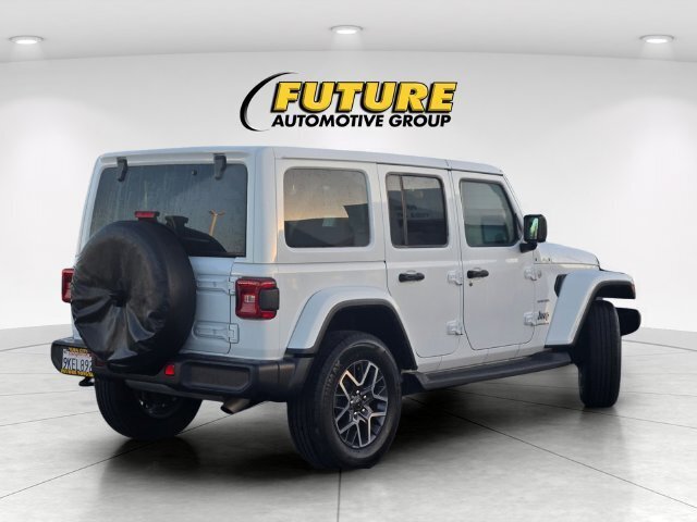 Used 2024 Jeep Wrangler Unlimited Sahara w/ Technology Group AWD/4WD image 5
