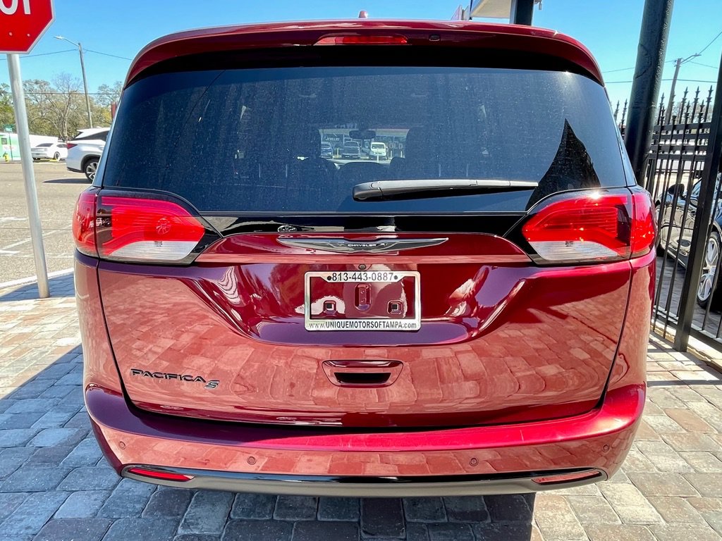 Used 2018 Chrysler Pacifica Touring-L w/ Premium Audio Group FWD image 9