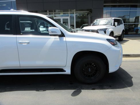 Used 2022 Lexus GX 460 Luxury w/ Off Road Package AWD/4WD image 12