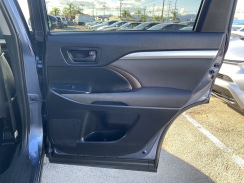 Used 2019 Toyota Highlander LE w/ Carpet Mat Package (TMS) FWD image 23