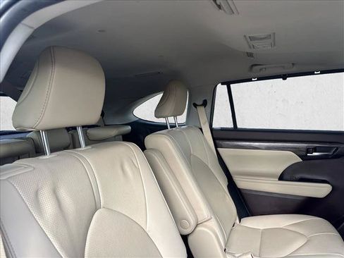 Certified 2021 Toyota Highlander Limited FWD image 18