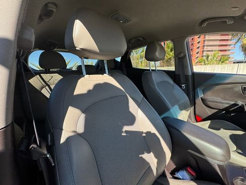 Used 2015 Hyundai Tucson SE image 12